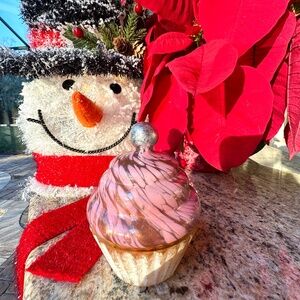 NWT Anthropologie PINK Gourmand Toasted Macaroon Cupcake Candle